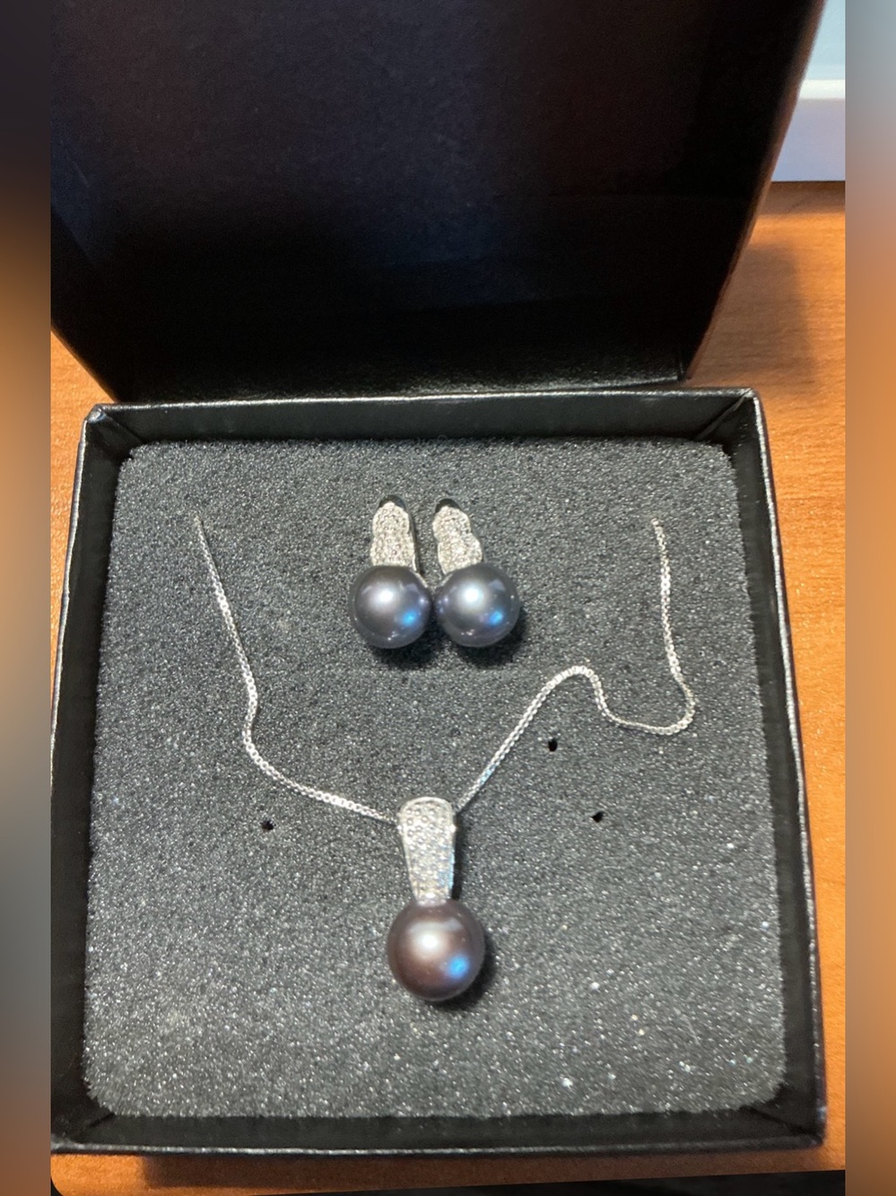Signed GSI Black Pearl & Silver 2pc Set – 17” Necklace & Earrings. 8mm Pearls